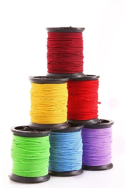 Fargede bobiner av tråd isolert i hvitt – stockfoto