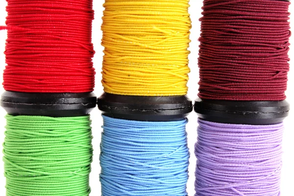 Kolorowe szpulki nici na białym tle — Zdjęcie stockowe