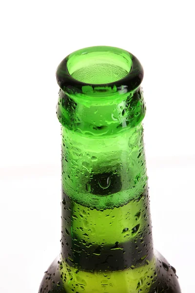 Bottiglia di vetro verde con birra isolata su bianco — Foto Stock