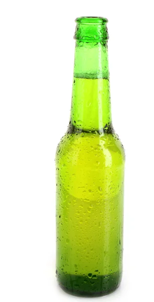 Botella de vidrio verde con cerveza aislada en blanco —  Fotos de Stock