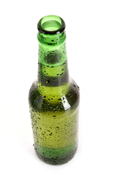Πράσινη γυάλινη φιάλη με μπύρα που απομονώνονται σε λευκό — Φωτογραφία Αρχείου
