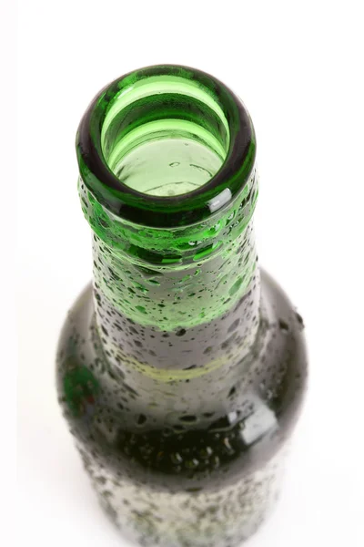 Bottiglia di vetro verde con birra isolata su bianco — Foto Stock