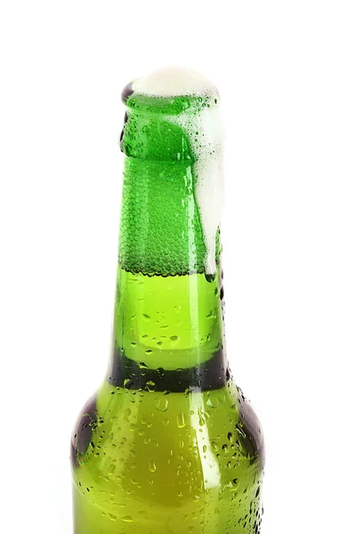 Yeşil cam şişe üzerinde beyaz izole bira ile — Stok fotoğraf
