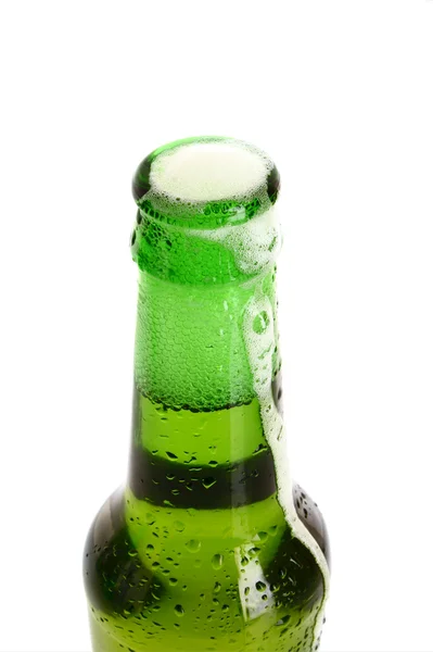 Yeşil cam şişe üzerinde beyaz izole bira ile — Stok fotoğraf