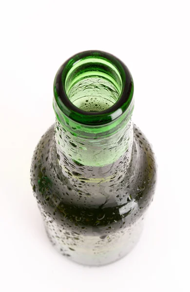 Garrafa com closeup de cerveja isolada em branco — Fotografia de Stock