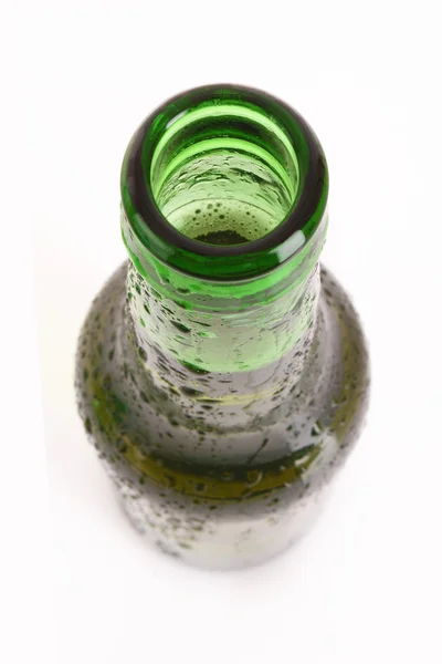 Zelená skleněná láhev s pivem izolovaných na bílém — Stock fotografie