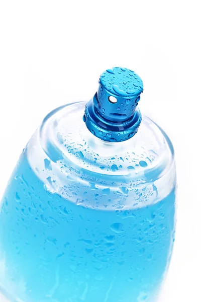 Blaue Parfümflasche weißer Hintergrund — Stockfoto