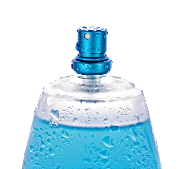 Синя пляшка парфумів білий фон — стокове фото