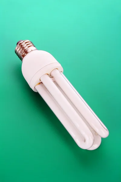 Energiesparlampe auf grün — Stockfoto