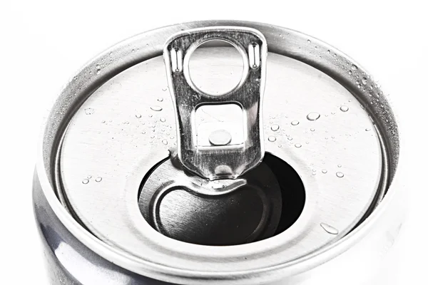 Aluminium kan close-up met waterdruppels op wit wordt geïsoleerd — Stockfoto