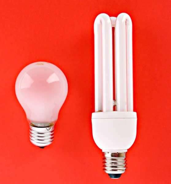 Energiatakarékos izzó és klasszikus lámpa — Stock Fotó