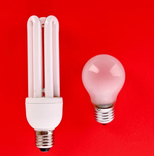 Energiatakarékos izzó és klasszikus lámpa — Stock Fotó