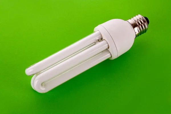 Lâmpada de poupança de energia em verde — Fotografia de Stock