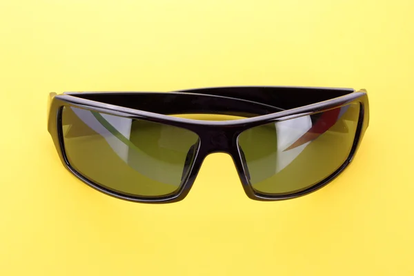 Óculos de sol sobre amarelo — Fotografia de Stock