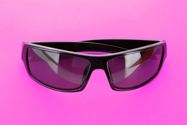 Pembe üzerinde güneş gözlüğü — Stok fotoğraf