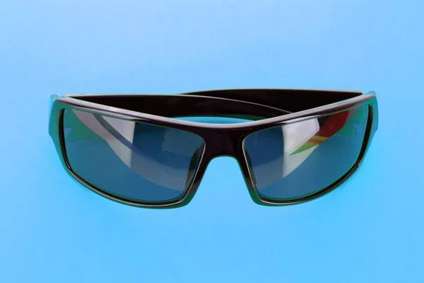 Solglasögon över blå — Stockfoto