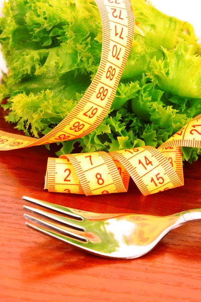 Grüner Salat und Maßband isoliert auf weiß — Stockfoto