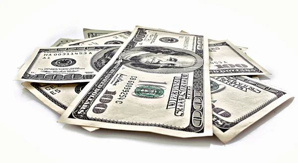 Birçok yüz dolarlık banknot üzerinde beyaz izole — Stok fotoğraf