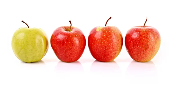 Beyaz üzerine izole kırmızı ve yeşil elmalar — Stok fotoğraf
