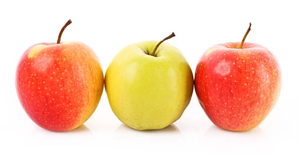 Czerwone i zielone jabłka izolowane na białym — Zdjęcie stockowe