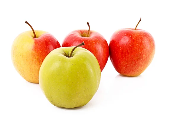 用白色隔开的红苹果和绿苹果 — 图库照片
