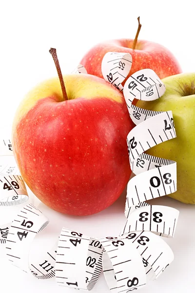 Mele e un nastro di misura, concetto di dieta — Foto Stock