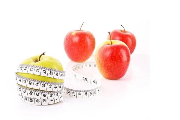 Maçãs e uma fita métrica, conceito de dieta — Fotografia de Stock