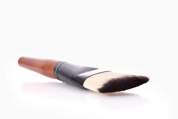 Pennello cosmetico isolato su bianco — Foto Stock