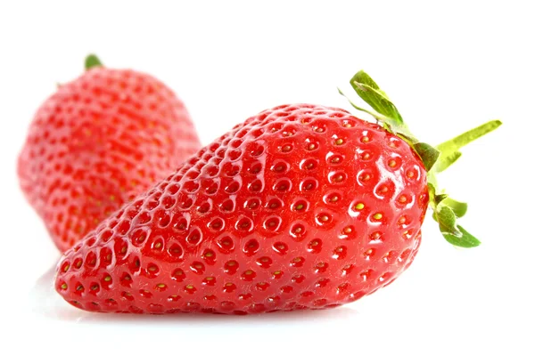 Zwei Erdbeeren isoliert auf weiß — Stockfoto