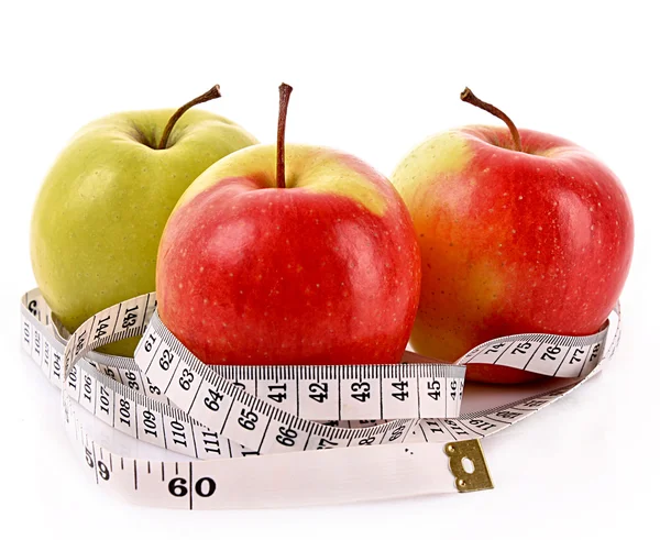 Pommes et ruban à mesurer, concept de régime alimentaire — Photo
