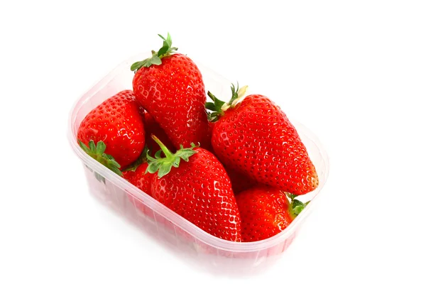 Wenige Erdbeeren im Container isoliert auf weiß — Stockfoto