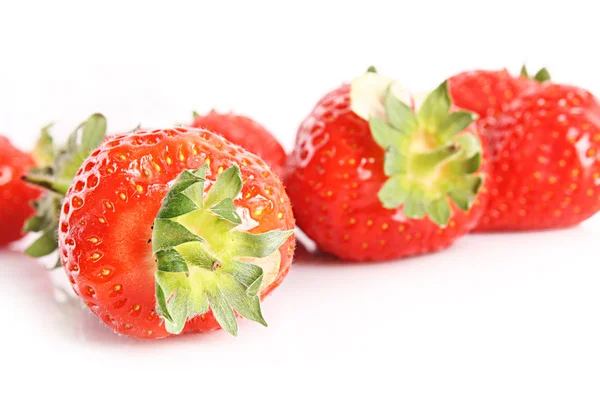 कुछ स्ट्रॉबेरी सफेद पर अलग — स्टॉक फ़ोटो, इमेज