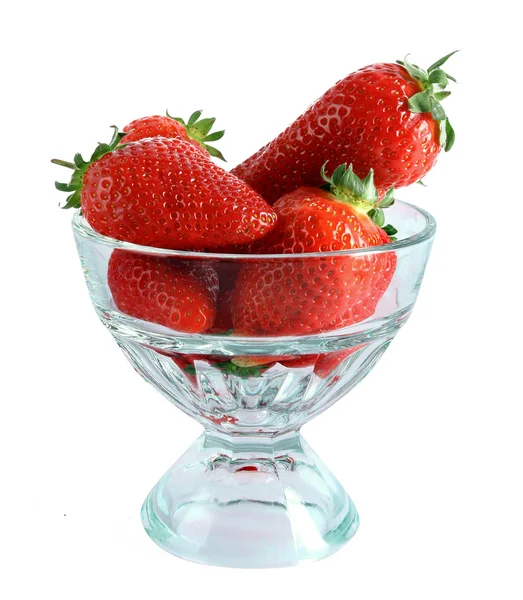 Wenige Erdbeeren im Glasbecher isoliert auf weiß — Stockfoto