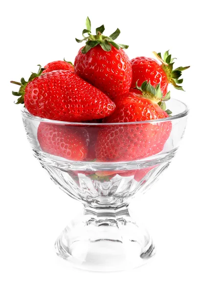 Enkele aardbeien in glazen beker geïsoleerd op wit — Stockfoto