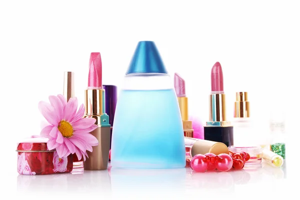 Lippenstift en parfum geïsoleerd op wit — Stockfoto