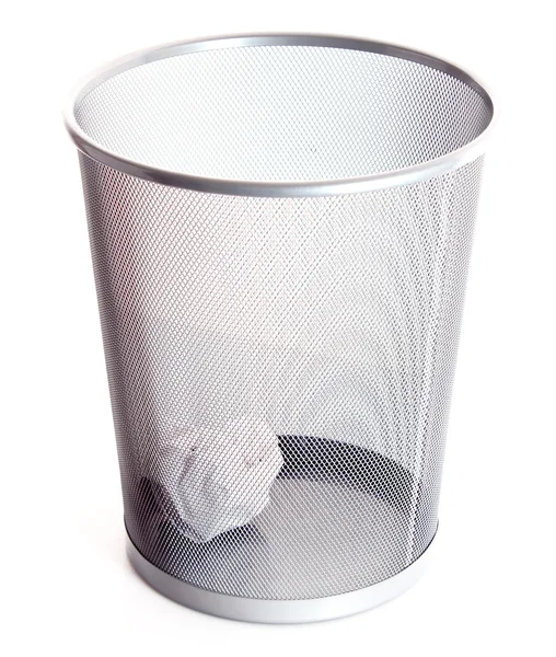 Lixo com papel isolado sobre fundo branco — Fotografia de Stock