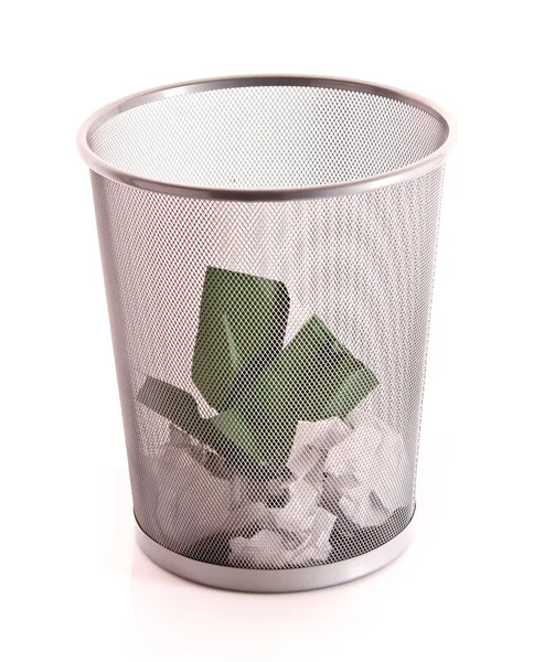 Lixo com papel isolado sobre branco — Fotografia de Stock