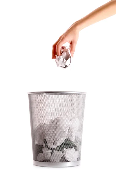 Någon lägga sopor i papperskorgen isolerad på vit — Stockfoto