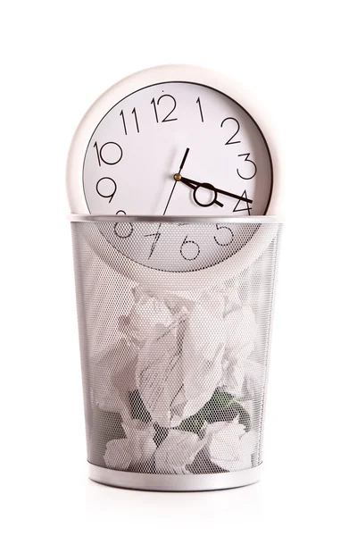 Uhr im Müll, verlorenes Zeitkonzept — Stockfoto