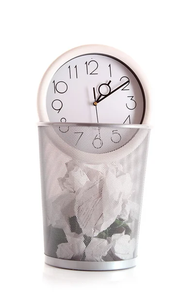 时钟在垃圾桶里失去了时间的概念 — 图库照片