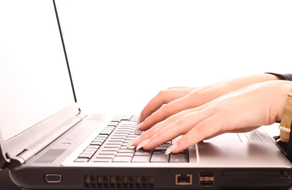 Zbliżenie kobiece palce pisania dokumentu na laptopie czarny — Zdjęcie stockowe