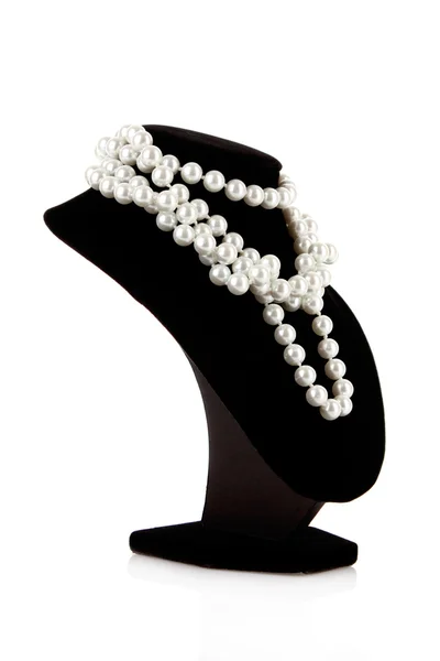 白で隔離されるサポートに真珠のネックレス — ストック写真