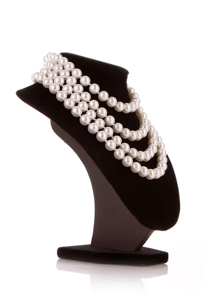 白で隔離されるサポートに真珠のネックレス — ストック写真