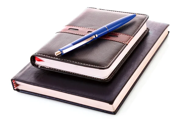 Notizbücher mit blauem Kugelschreiber darauf isoliert auf weißem Papier — Stockfoto