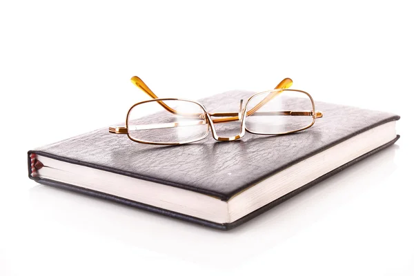 Carnet avec lunettes isolées sur blanc — Photo