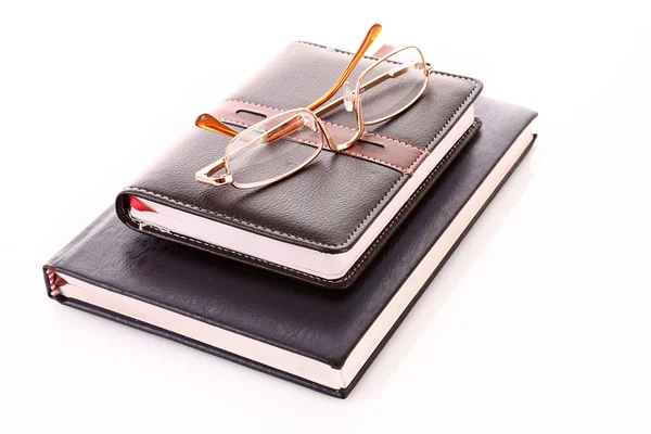 Óculos em cadernos isolados em branco — Fotografia de Stock
