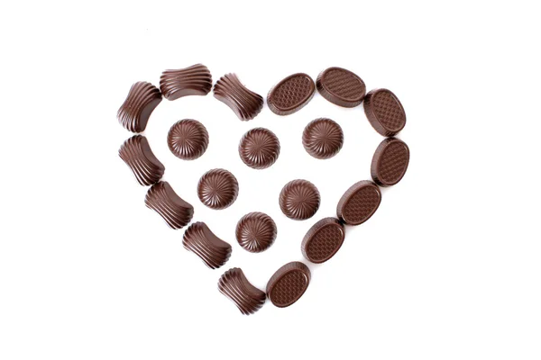 Шоколадні цукерки в любові ізольовані на білому — стокове фото