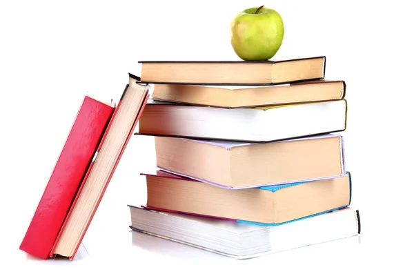 Bücher mit festem Einband und grünem Apfel isoliert auf weiß — Stockfoto