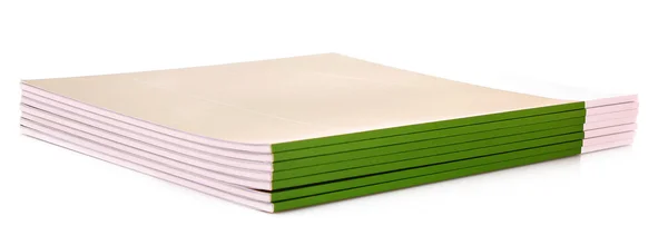Stapel grüner Zeitschriften isoliert auf weiß — Stockfoto
