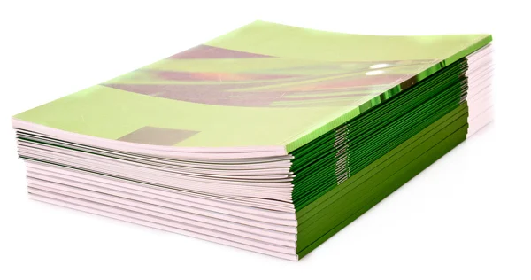 Pilha de revistas verdes isoladas em branco — Fotografia de Stock